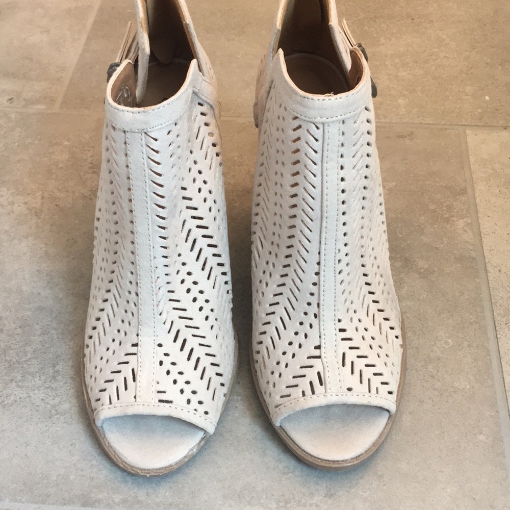 NWOT cream sandals